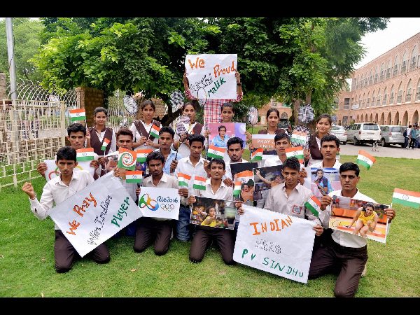 కర్నాటక సీఎం రూ.10 లక్షలు