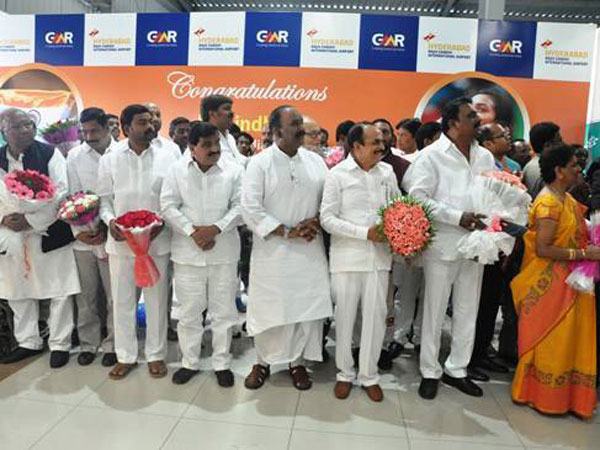 పీవీ సింధు వద్దకు క్యూ