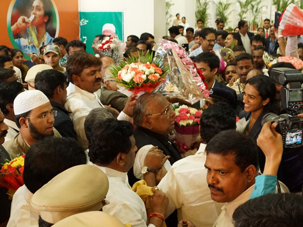 ఇరు రాష్ట్ర నేతల స్వాగతం