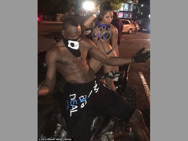 20 ఏళ్ల యువతితో బోల్ట్ శృంగారం: వాట్సప్‌లో ఫోటోల హల్‌చల్