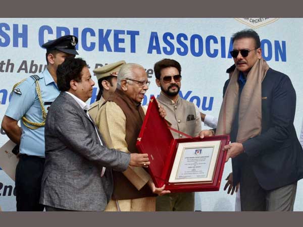  రవి శాస్త్రికి సత్కారం...