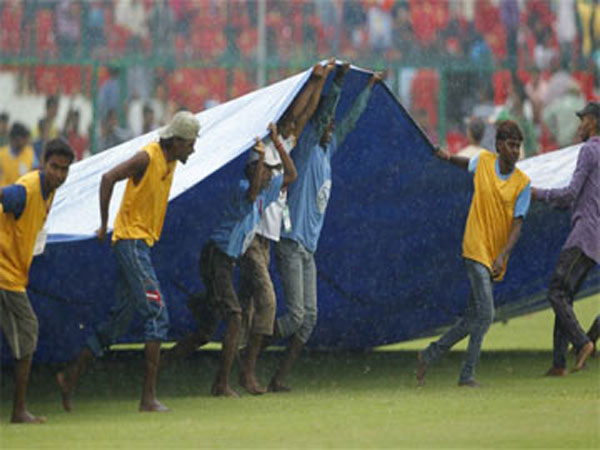 వర్షం కారణంగా ఆటను నిలిపివేసిన అంఫైర్లు