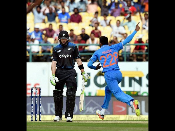  క్రీజులో ధోని, కోహ్లీ