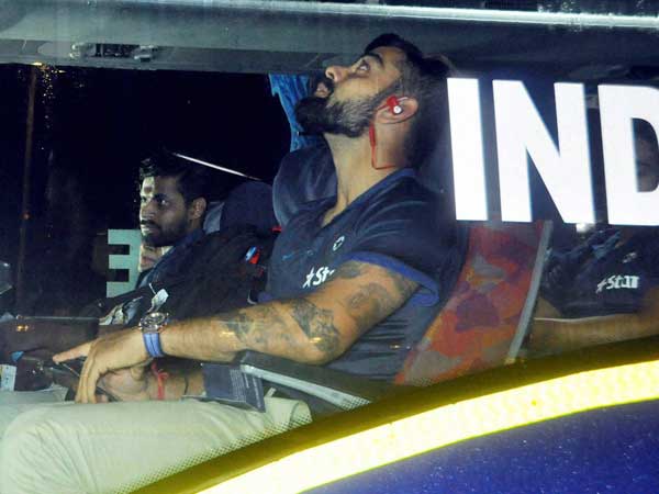 టీమ్ బస్సులో కోహ్లీ