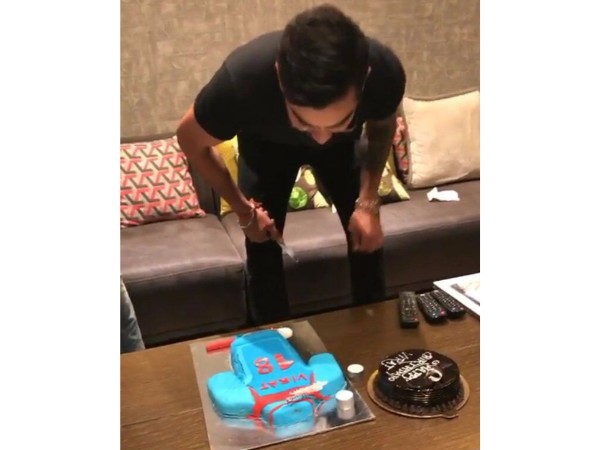 రాజ్‌కోట్‌లోని ఇంపీరియల్ హోటల్‌లో కోహ్లీ పుట్టిన రోజు వేడుకలు