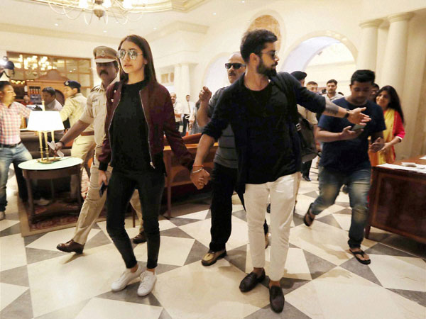 గర్ల్ ఫ్రెండ్స్‌తో దిగిన ఫోటోలు కూడా