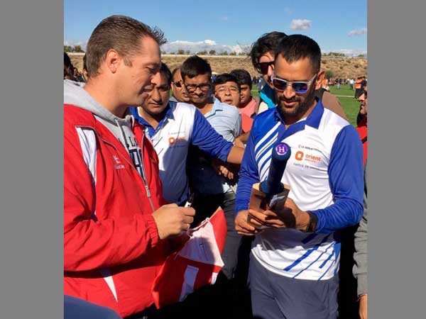 బ్యాట్‌పై ధోని ఆటోగ్రాఫ్