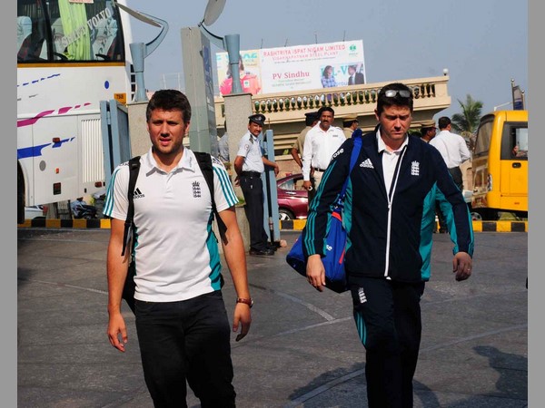 విశాఖకు చేరుకున్న ఇరుజట్లు