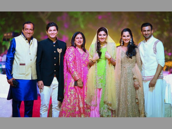 ఫ్యామిలీతో సానియా