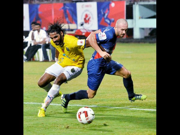  సెంట్రల్ డిఫెండర్‌గా సెడ్రిక్ హెంగ్బార్ట్