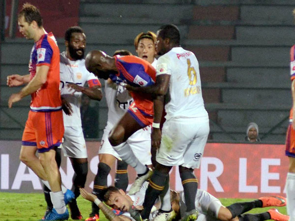 నార్త్ఈస్ట్, పుణె జట్ల మధ్య గట్టి పోటీ