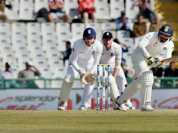 బ్యాట్‌ని కత్తిలా తిప్పిన జడేజా 