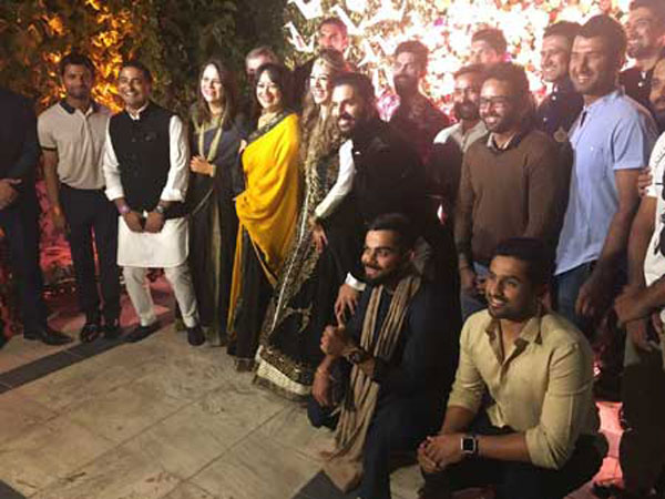 ఆకట్టుకున్న వధూవరుల వస్త్రధారణ 