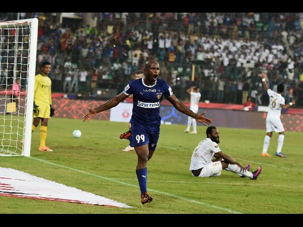 పొరపాటుకు తావు లేకుండా బంతిని గోల్ పోస్ట్ 