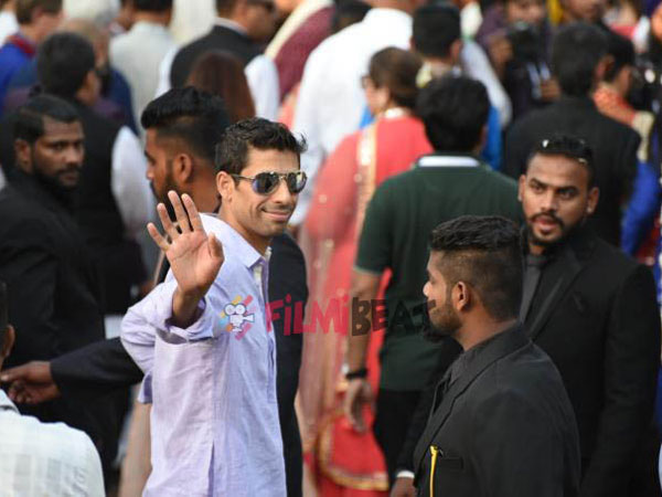 గోవాలో జరిగిన యువీ పెళ్లికి హాజరైన మాజీ క్రికెటర్ ఆశిష్ నెహ్రా