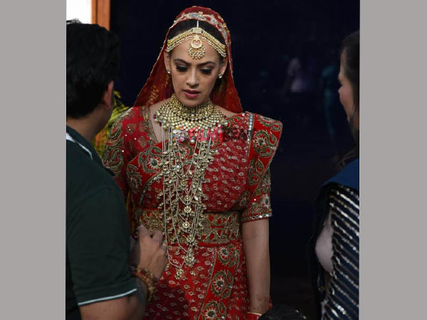 పెళ్లి దుస్తుల్లో హాజెల్ కీచ్