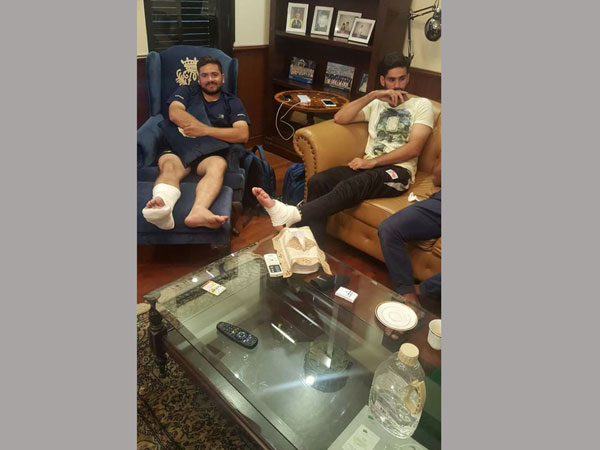 హోటల్ రెండో అంతస్తు నుంచి దూకాడు