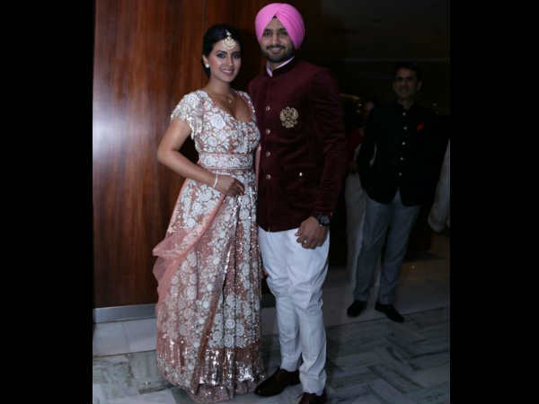 యువీ రిసెస్షన్‌కు భార్య గీతా బాస్రాతో భజ్జీ