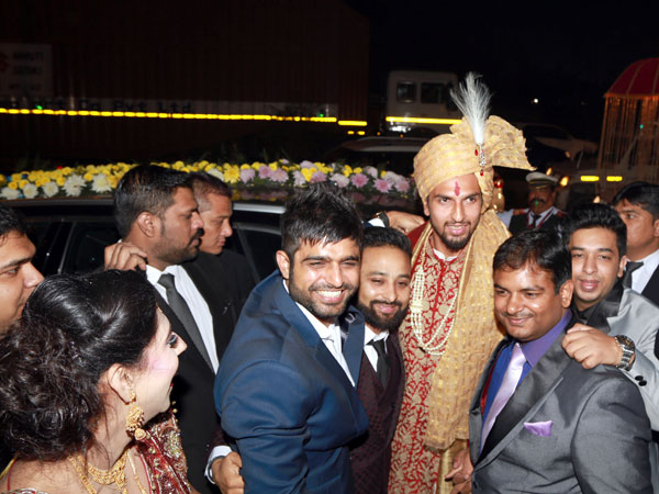 ఇషాంత్ శర్మ పెళ్లిలో ధోని, యువరాజ్ 