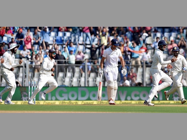 2012లో ఇంగ్లాండ్ జట్టుకు కెప్టెన్‌గా కుక్ 