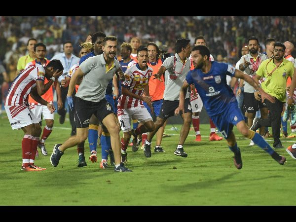 రెడ్ కార్డును ఎదుర్కొన్న ముంబై సారధి