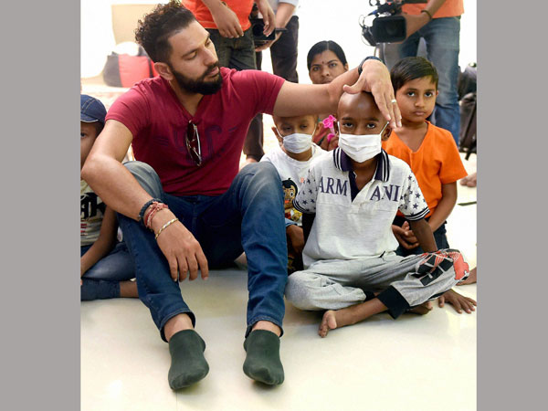 చిన్నారులతో ముచ్చటించిన యువరాజ్