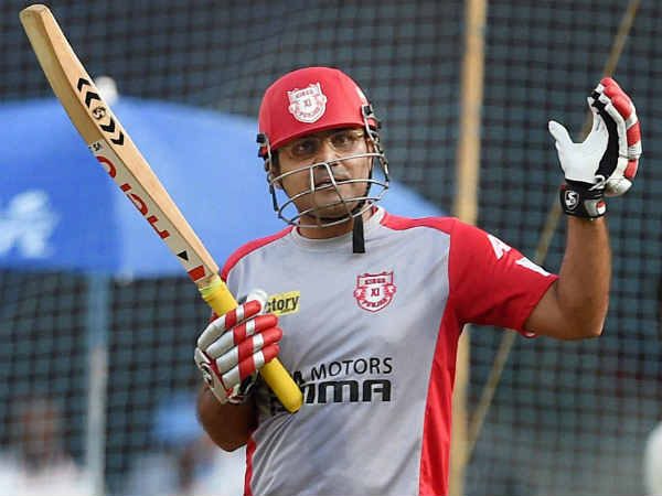  సందర్భాన్ని బట్టి తన బుర్రకు పని చెబుతూ ట్వీట్లకి 