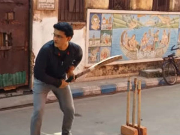 Sourav Ganguly injures his shoulder while playing gully cricket Sourav Ganguly injures his shoulder while playing gully cricket