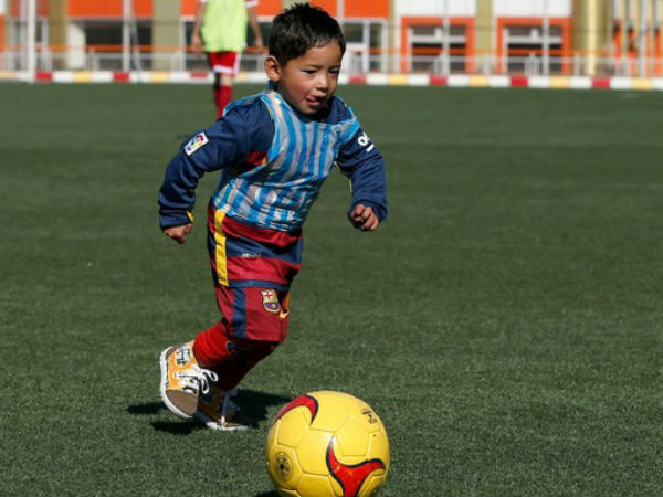 Afghan 'plastic bag shirt' boy meets idol Lionel Messi
