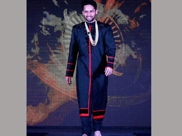 సంప్రదాయ దుస్తుల్లో క్రీడాకారిణిలు