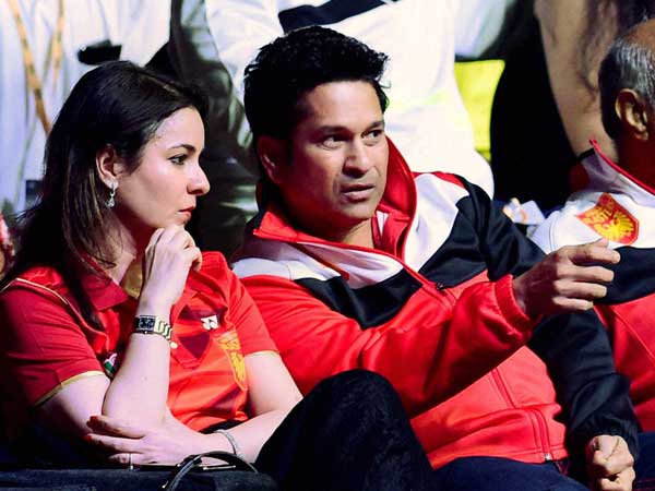 పీబీఎల్ మ్యాచ్‌కి భార్యతో వచ్చిన సచిన్ 