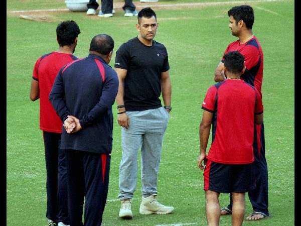 హోటల్ సిబ్బందికి ధోని ఆటోగ్రాఫ్స్