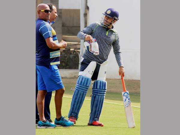 అక్కడ ఉండగానే కెప్టెన్సీపై ధోని నిర్ణయం