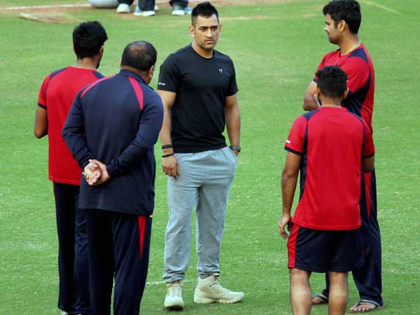 హోటల్ సిబ్బందికి ధోని ఆటోగ్రాఫ్స్