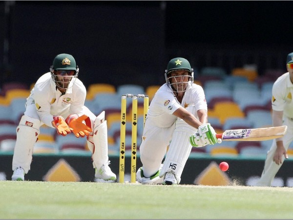 తొలి పాకిస్తాన్ క్రికెటర్గా నిలిచేవాడు తొలి పాకిస్తాన్ క్రికెటర్గా నిలిచేవాడు