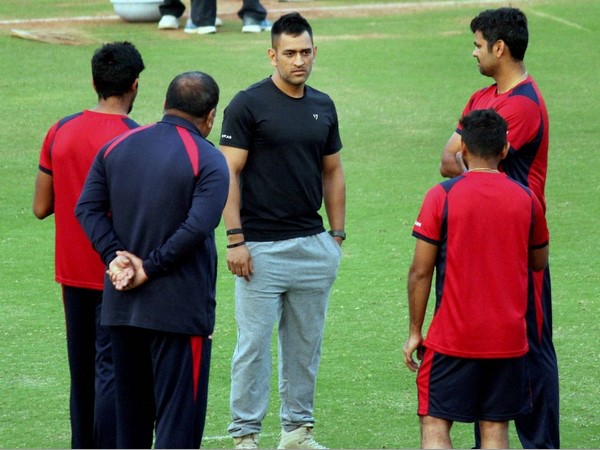 ఆటగాడిగా జట్టులో కొనసాగుతానని ధోని చెప్పాడు