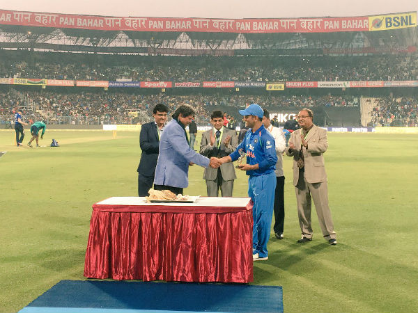 కపిల్ దేవ్ చేతుల మీదుగా ధోనికి జ్ఞాపిక