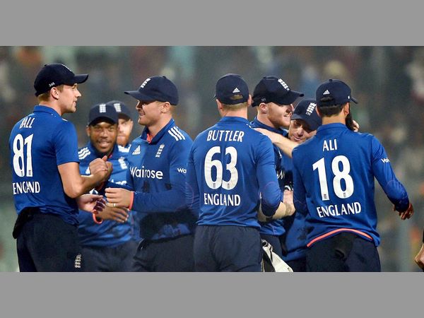 ఆరు ఇన్నింగ్స్‌ల్లో మూడొందలకు పైగా స్కోర్లు