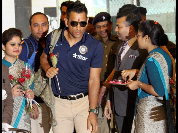 కాన్పూర్‌లో ధోనికి ఘన స్వాగతం