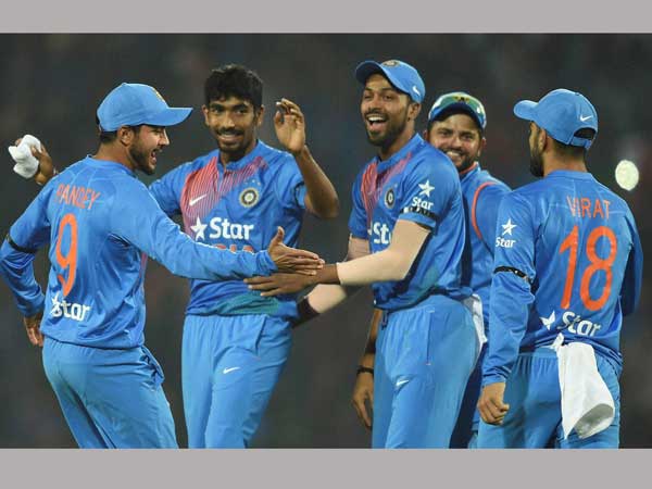 చివరి బంతిలో ఇంగ్లాండ్ గెలవడానికి ఆరు పరుగులు