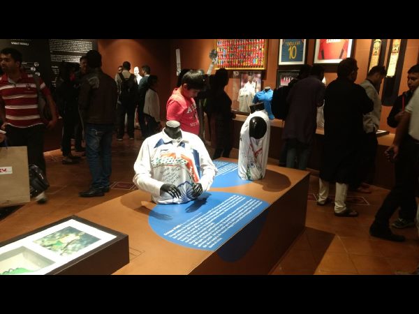 బింద్రాకు చెందిన రెండు వస్తువులు ప్రదర్శనలో