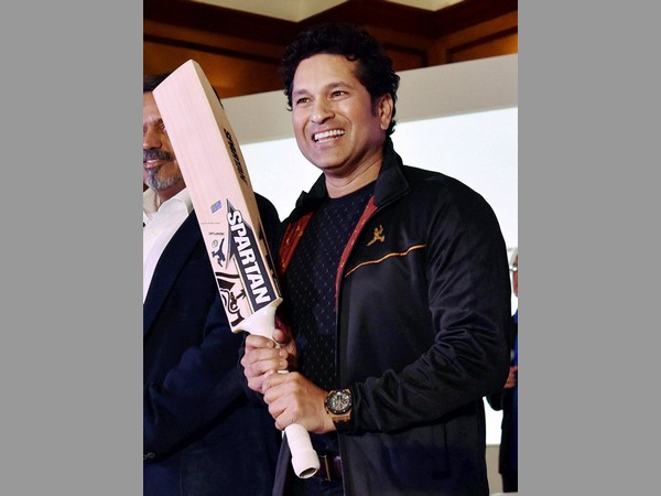 క్రికెట్ వస్తువులతో సచిన్ బాండింగ్