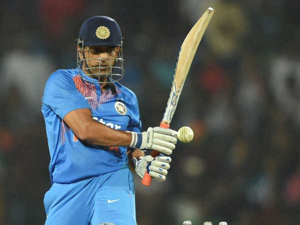 బ్యాటింగ్ ఆర్డర్‌లో ధోనికి ప్రమోషన్ ఇవ్వాలి