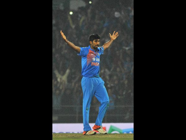 బ్యాటింగ్ ఆర్డర్‌లో ధోనికి ప్రమోషన్ ఇవ్వాలి