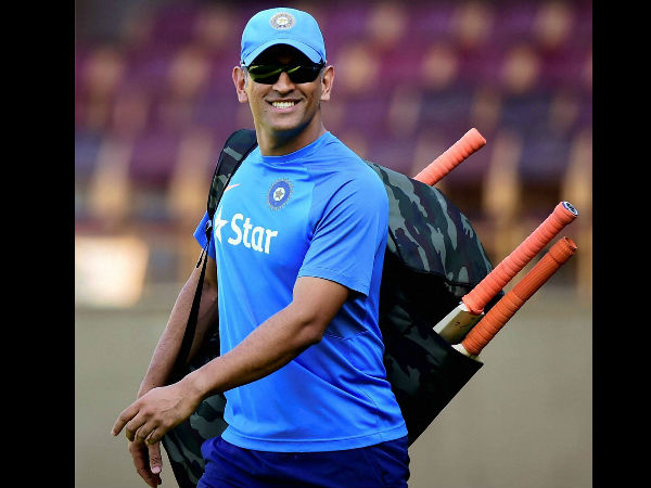 ప్రాక్టీస్‌కు వస్తున్న ధోని