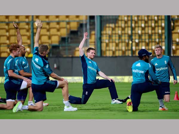 చేతులెత్తేసిన ఇంగ్లాండ్ బ్యాట్స్‌మెన్