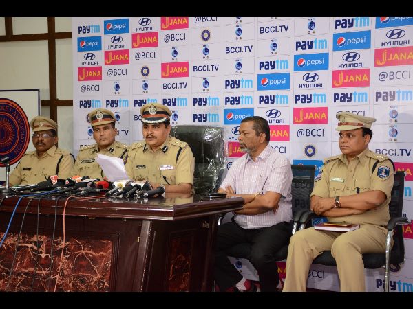 సెల్‌ఫోన్లకు అనుమతి: