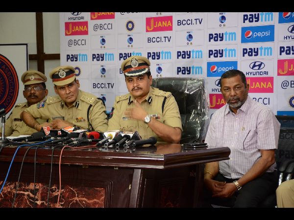 స్కూలు విద్యార్ధులకు ఉచిత ప్రవేశం: 