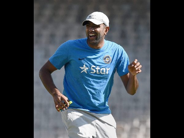 250 వికెట్లు తీసుకున్న బౌలర్‌గా డెన్నిస్ లిల్లీ