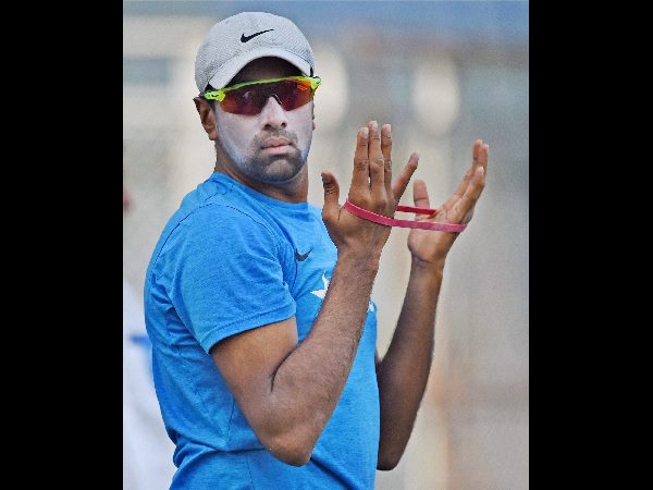 టెస్టుల్లో అత్యంత వేగంగా 200 వికెట్లు